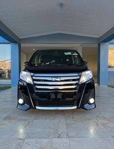 Toyota Noah Van Usada en Buen Estado, Opciones de Transmisión Automática y Manual, Asientos de Cuero, Llantas R17, Combustible de Gasolina, en Venta - Product Image 2
