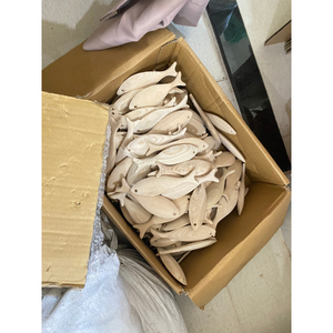 Adorno de pescado tallado en madera hecho a mano utilizado para la decoración inspirada en el océano en cafés restaurantes casas o temas interiores costeros - Product Image 1