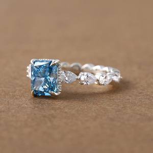 Elegante y chic, el anillo de diseño para niñas que ofrece nuestra colección está elaborado en oro blanco de 14 quilates con diamantes cultivados en laboratorio. - Product Image 1