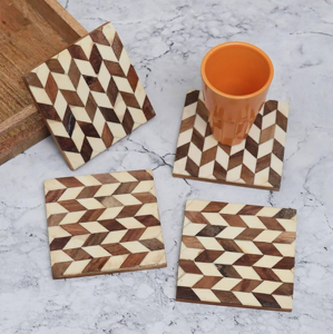 Juego de cuatro posavasos de madera de forma única con un patrón clásico a cuadros, añadiendo un toque de encanto rústico, a precios de fábrica. - Product Image 5