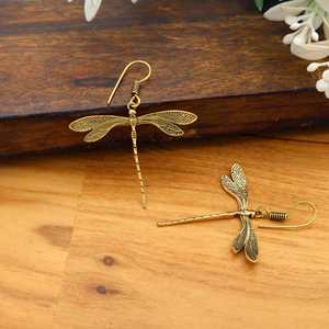 Pendientes Colgantes de Libélula Dorada Inspirados en la Naturaleza, Joyería Artesanal de Latón, Pendientes de Diseño Único, Estilo Boho Chic, Perfectos - Product Image 3
