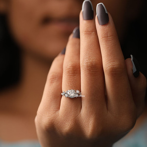 Anillo de compromiso de plata de ley para mujer, piedra de racimo cultivada en laboratorio, corte redondo, ajuste de Punta certificado IGI - Product Image 5