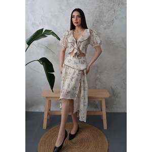 Conjunto de Blusa con Ribete de Encaje Marrón y Falda con Volantes - Marrón - Product Image 1