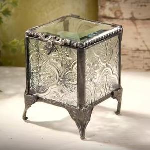 Boîte à bijoux en laiton artistique avec des détails vintage, parfaite pour ajouter du charme à votre collection personnelle - Product Image 2