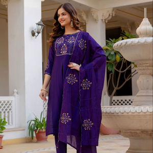 Elegante Conjunto de Kurta Bordada para Mujer en Opciones de Color Clásicas - Product Image 1