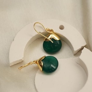 Boucles d'oreilles pendantes unisexes en onyx vert 8-10mm avec pierre de naissance, crochet et capuchon en or à la mode - Product Image 4