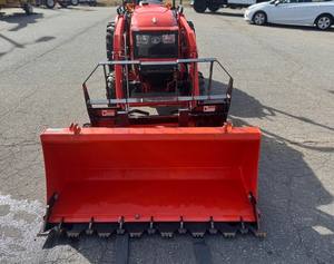 Tractor 4x4 LX2610SUHSD 2023 con Cucharón de Agarre - Motor y Bomba de Alta Productividad para Trabajos Agrícolas y Utilitarios - Product Image 5