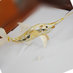 Ornement de poisson en coquillage de Bali Art SEASHELL JEWELRY, écologique, motif poisson de 50 cm, art pour la décoration intérieure, emballé dans une boîte de Bali Art - Product Image 3