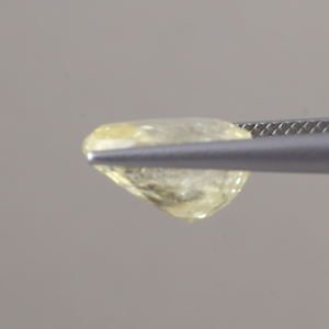 พลอยไพลินสีเหลืองธรรมชาติ รูปไข่ ขนาด 11.5x9.5 มม. น้ำหนัก 7 กะรัต ได้รับการรับรองจาก IGI สำหรับทำเครื่องประดับ ขัดเงา/ลงน้ำมัน 100% ด้วยแว็กซ์/น้ำมันธรรมชาติ - Product Image 2