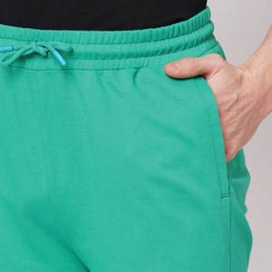 กางเกงขาสั้นผู้ชายดีไซน์เรียบหรู ผ้าฝ้าย 100% ระบายอากาศ แห้งเร็ว เป็นมิตรกับสิ่งแวดล้อม เหมาะสำหรับอากาศร้อน ผลิตในปากีสถาน - Product Image 3