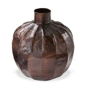 Florero de metal de diseño estándar estilo elegante con diferentes tamaños y acabado antiguo dorado para la decoración moderna del hogar - Product Image 2
