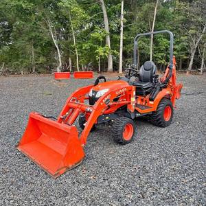 Tracteur Kubota BX23S d'occasion avec tondeuse, chargeur frontal et accessoires de pelle arrière - Product Image 1
