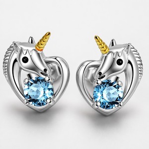 Orecchini a perno E423 a forma di cuore blu da donna, in lega di zinco placcata oro, con gemma taglio brillante e montatura a griffe, gioiello alla moda, idea regalo - Product Image 2
