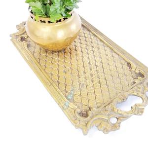Plateau de service en laiton doré vintage de qualité supérieure, idéal pour les dîners, les cadeaux, la mise en place de la table et l'exposition, fabriqué à la main en Inde - Product Image 5