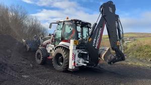 Retroexcavadora Hidromek HMK con Tracción en las 4 Ruedas, Motor Diésel Euro 5, Motor PLC, Excavadora de Servicio Pesado para Movimiento de Tierras, Construcción Duradera - Product Image 4
