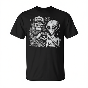 T-shirt promotionnel vintage avec motif Bigfoot et signe de cœur extraterrestre - Product Image 2