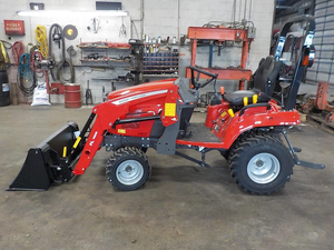 Tracteur compact 4x4 Massey Ferguson GC1725M avec chargeur frontal et pelle arrière, livraison rapide - Product Image 3