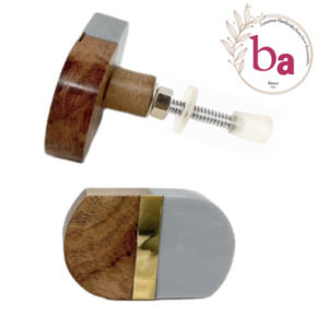 Bouton de porte ovale en résine grise et bois artisanal de style Morden avec insert en laiton pour les boutons de placard de chambre à coucher ou de cuisine - Product Image 1