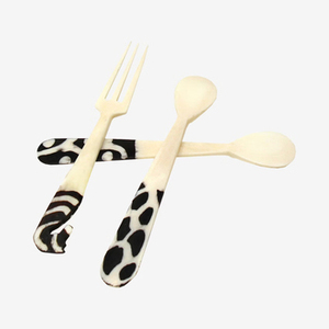 Juego de aperitivos batikados de hueso natural hechos a mano, incluye tres cucharas, perfecto para fiestas, cenas, bodas y reuniones familiares. - Product Image 1