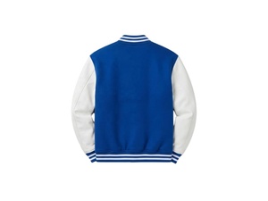 Chaqueta Varsity Azul y Blanca de Lujo Personalizada para Hombre, Chaqueta Varsity con Mangas de Cuero y Letras Bordadas, Manga Regular con Botones - Product Image 3