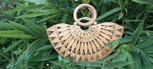 กระเป๋าไม้ไผ่ทำด้วยมือที่มีพื้นผิวธรรมชาติอุปกรณ์การท่องเที่ยวที่ทันสมัยในช่วงฤดูร้อนสำหรับร้านค้าปลีกส่งออกแฟชั่นลำลอง - Product Image 3