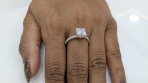 Bague de fiançailles en or blanc 14 carats massif, sertie d'un halo caché pavé de diamants de laboratoire taille princesse de 2 carats, cadeau de la Saint-Valentin - Product Image 5