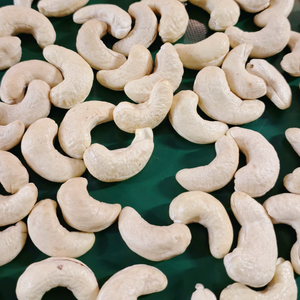 Fournisseur de confiance noix de cajou Kaju Badam SANTIGO noix de cajou W240 noix noyaux bas quantité minimale de commande emballage personnalisé - Product Image 1