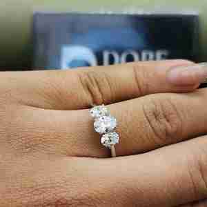 Elegante Anillo de Compromiso de Moissanita con Tres Piedras, Corte Ovalado, Oro Sólido de 18 Quilates, Acero Inoxidable, Certificado IGI, para Regalo de Cumpleaños - Product Image 6