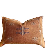 Coussin décoratif marocain bohème fait main 100% coton slub 50x50cm avec fermeture éclair dissimulée au dos, pompons touffetés et motif feuille