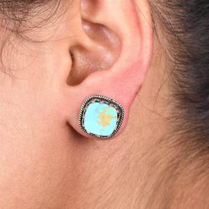 Boucles d'oreilles clous de luxe faites à la main en turquoise Kingman sertie clos, en argent sterling plaqué or 18 carats, bijoux du sud-ouest, cadeau pour fête - Product Image 3