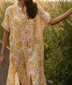 Robe chemise midi pour femme à imprimé floral 100% coton avec patte de boutonnage cachée et boutons en coquille de noix de coco, écologique - Product Image 1