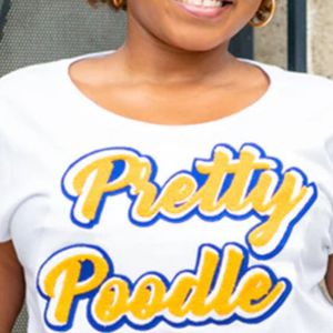 Joli t-shirt caniche pour femmes sororité chemise graphique en coton blanc inspiré SGRHO pour les événements grecs et le style de vie HBCU - Product Image 6