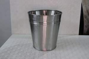 Seau à glace en métal à double paroi utilisé pour stocker des glaçons avec un porte-glaçons qui est totalement antirouille - Product Image 3