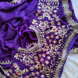 ราคาสุดคุ้มสำหรับชุดส่าหรีผ้าจอร์เจตต์สีม่วงสวยงามแบบดั้งเดิม พร้อมเสื้อคลุมแฟนซี สไตล์ชาติพันธุ์คลาสสิก เหมาะสำหรับงานปาร์ตี้ งานแต่งงาน และงานเทศกาล - Product Image 1