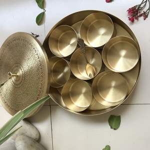 Caja de Especias de Latón Artesanal de Lujo para una Colección Exclusiva de Utensilios de Cocina que Exhibe un Arte Metálico Experto - Product Image 1