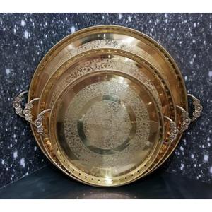 Plateau de service rond en laiton, conçu pour des présentoirs élégants de table basse et une décoration intérieure moderne avec une touche artistique élégante - Product Image 2