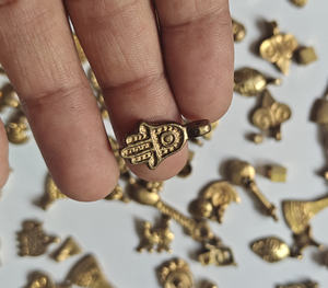 Impressionnant fait à la main en métal laiton plaqué or pendentif mélange forme 10To15mm pour bijoux de mode avec composants de prix de gros - Product Image 2