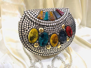 Bolso de mano de mosaico de metal Bolsos de mano étnicos Diseño de piedra de joya Bolso de mano de fiesta de trabajo con tachuelas de metal A precio barato. - Product Image 4