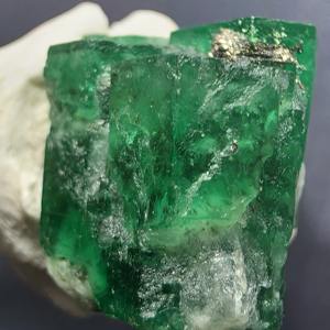 พลอยสเวทมารีนธรรมชาติ 18 กะรัต |   รูปทรงหกเหลี่ยมแบบไม่สม่ำเสมอ |   มรกตดิบที่ได้รับการรับรองจากบุคคลที่สาม - Product Image 6