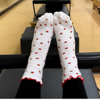 Chaussettes antidérapantes mi-mollet en jacquard motif fraises, avec bordure à volants, en coton doux et confortable pour Reformer Pilates, Barre et Yoga