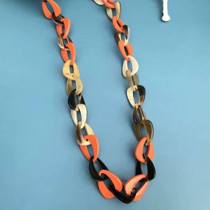 Collar de Lujo Hecho a Mano con Cuerno de Búfalo, Joyería Natural y Sostenible para Mujer, Alta Calidad - Product Image 1