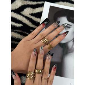 สีแดงเข้มคำปฏิญาณกดบนเล็บที่สง่างามและทันสมัย - Product Image 2