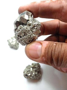 ผู้ส่งออกไพไรต์จากอินเดีย ผลิตภัณฑ์แบบกลุ่ม พร้อมผิวสัมผัสสีทองระยิบระยับ สำหรับงานพลังงานและการปรับสมดุลจักระ มีจำหน่ายในราคาที่เข้าถึงได้ - Product Image 5