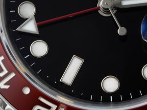 Los relojes de lujo de alta gama presentan movimientos con bisel rojo y azul. - Product Image 5