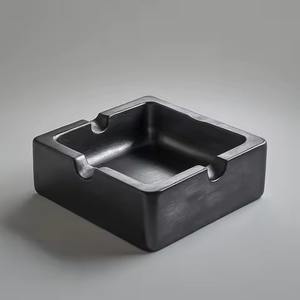 Cenicero de Aluminio Personalizado con Acabado Elegante, Diseño Duradero Hecho a Mano para Oficinas Modernas, Bares, Mesas, Hoteles y Restaurantes - Product Image 1