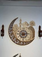 Horloge murale islamique en métal de style antique avec chiffres arabes en or et sculptures en vers sacrés pour les maisons fidèles