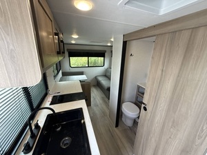 Nouvelle caravane Keystone C-o-l-e-m-a-n 19R 2026 avec salle de bain intérieure, cuisine, système solaire pour les voyages en famille, les voyages sur route, les camping-cars - Product Image 5