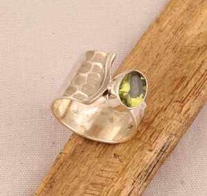 Bague péridot en argent sterling 925 massif fabriquée à la main finition martelée bande de créateur unique cadeau idéal pour les femmes - Product Image 5