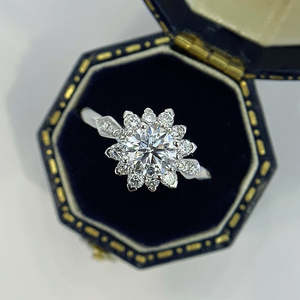 Bague de fiançailles halo cathédrale en diamant de laboratoire rond certifié IGI 1,60 carats total DEF VVS-VS - Product Image 1