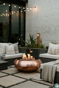 Brasero de hierro rústico con acabado a mano, con gran tazón para fuego y base metálica resistente para un calefacción exterior elegante. - Product Image 3